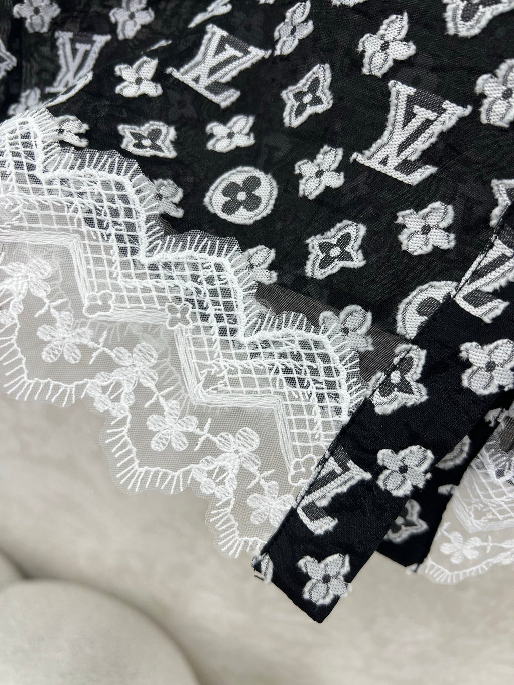 LV SLEEVELESS TOP WITH SCALLOPED LACE HEM 263195