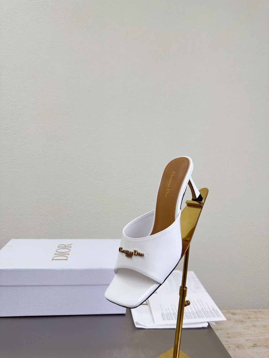 DIOR 26S KITTEN HEEL MULE SANDALS IN WHITE PATENT CALFSKIN WITH LOGO