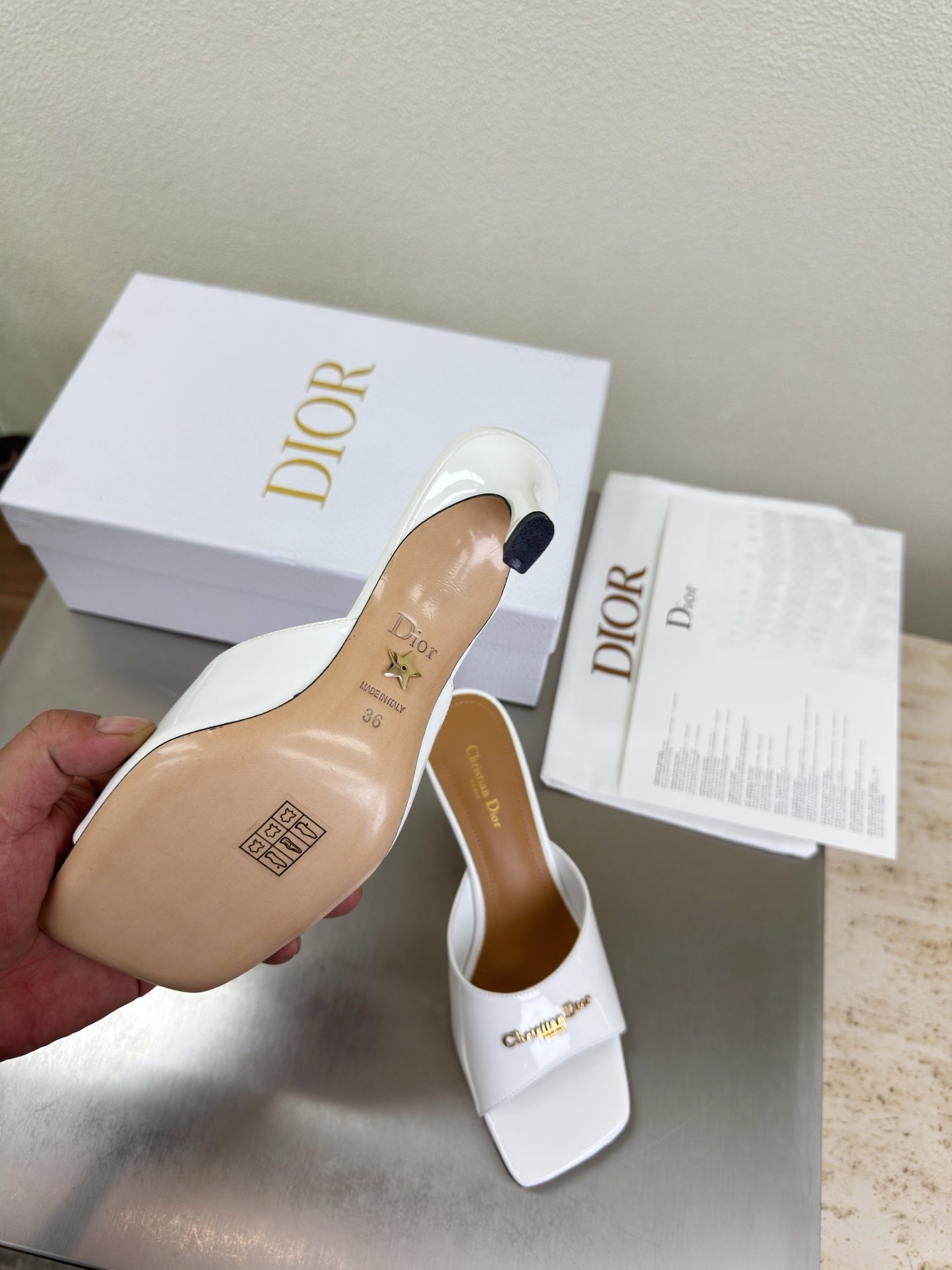 DIOR 26S KITTEN HEEL MULE SANDALS IN WHITE PATENT CALFSKIN WITH LOGO