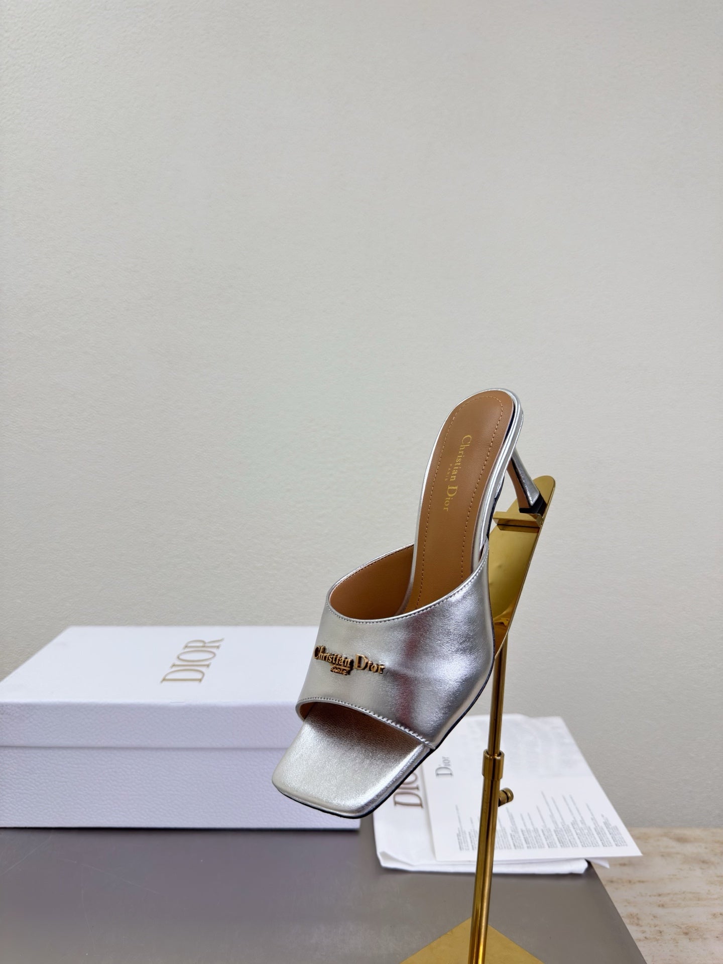DIOR 26S KITTEN HEEL MULE SANDALS IN SILVER CALFSKIN WITH LOGO