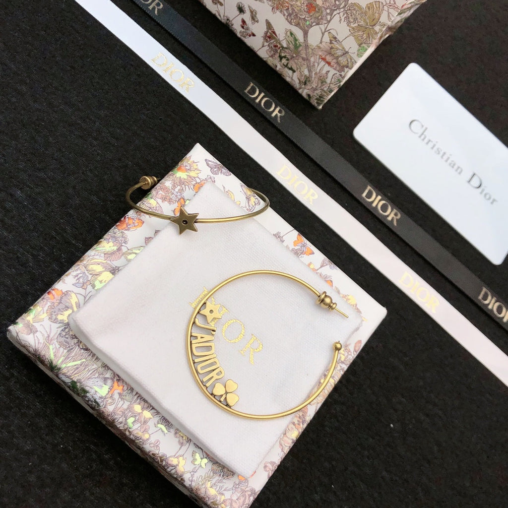 CD 26S STAR HOOP EARRINGS IN GOLD TONE METAL 644456