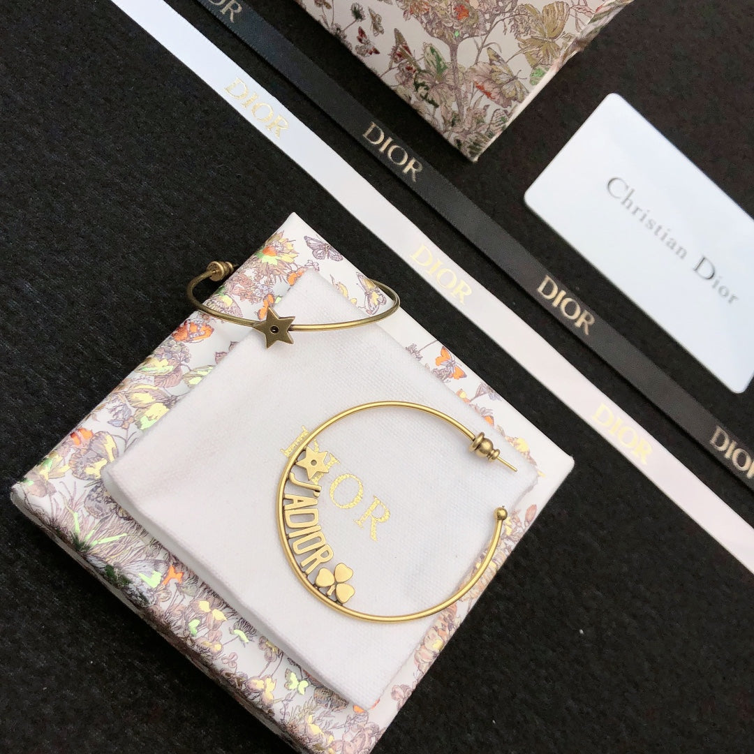 CD 26S STAR HOOP EARRINGS IN GOLD TONE METAL 644456