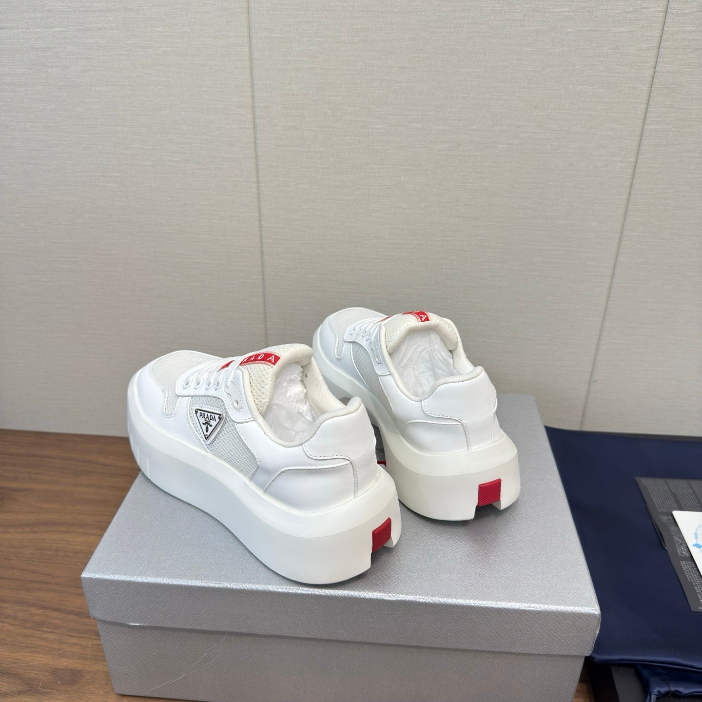 PRADA 25S SPORTY STYLE MEN SNEAKERS LOGO 45MM IN WHITE AND RED CALFSKIN