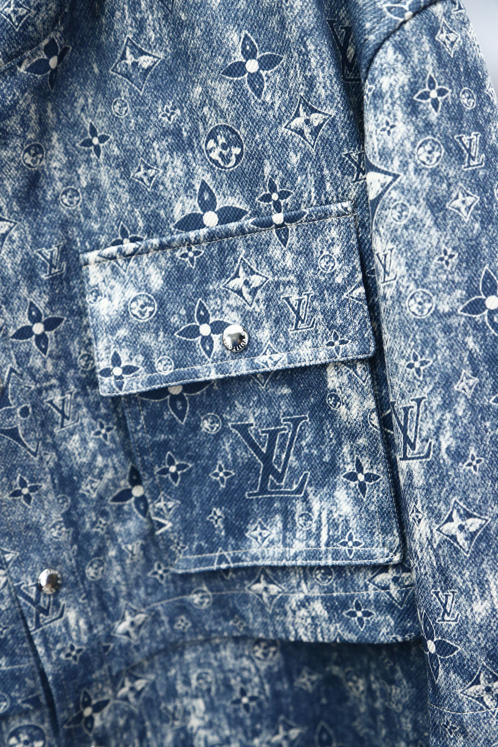 LV HOODED JACKET IN BLUE MONOGRAM WASHED DENIM 238944