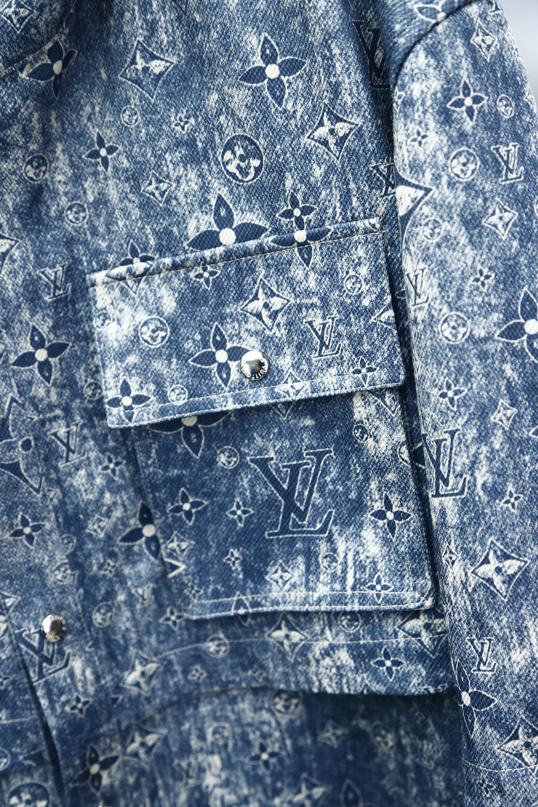 LV HOODED JACKET IN BLUE MONOGRAM WASHED DENIM 238944