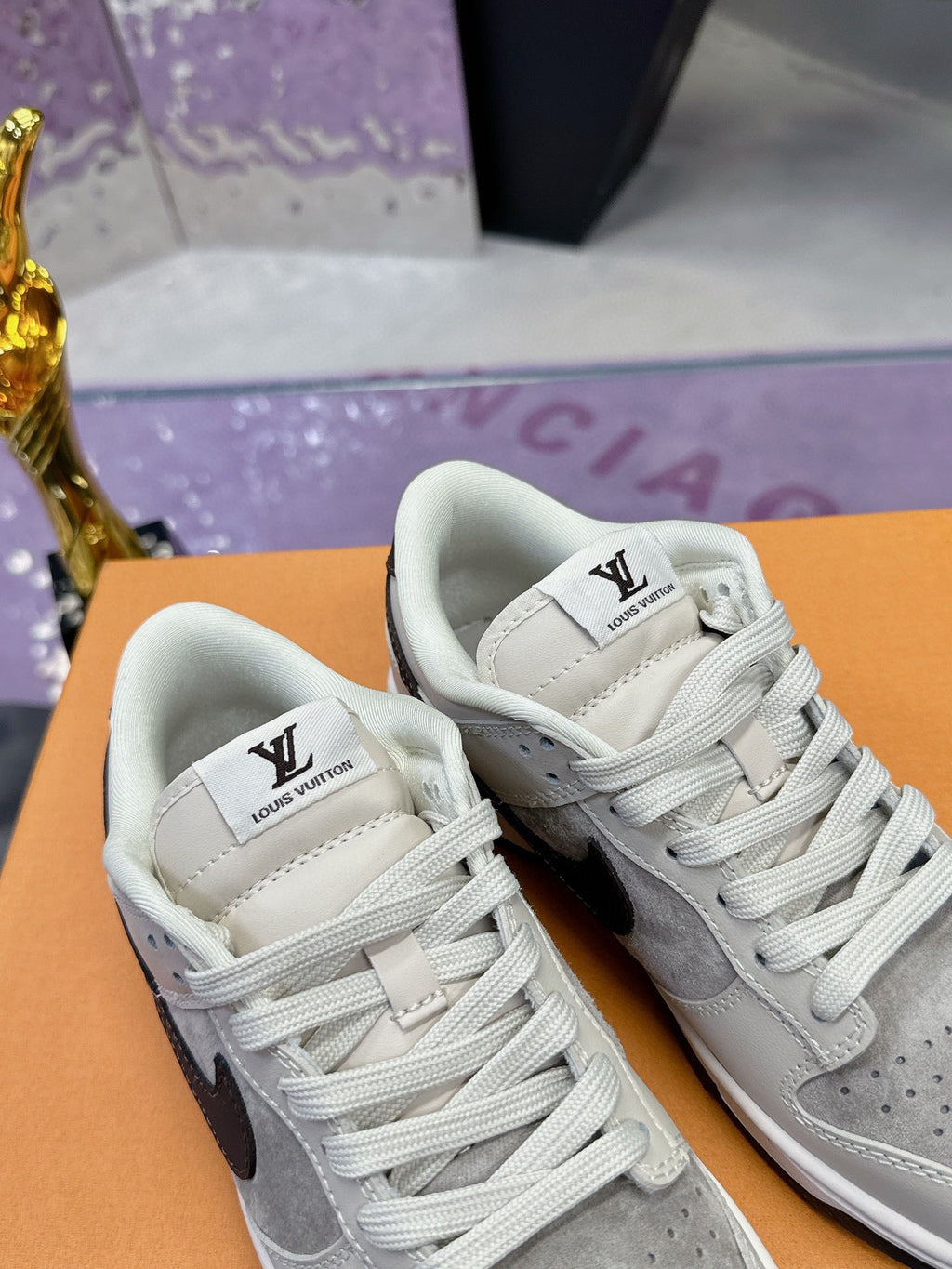LV 26S DUNK LOW SNEAKERS IN LIGHT GREY BROWN CALFSKIN AND SUEDE