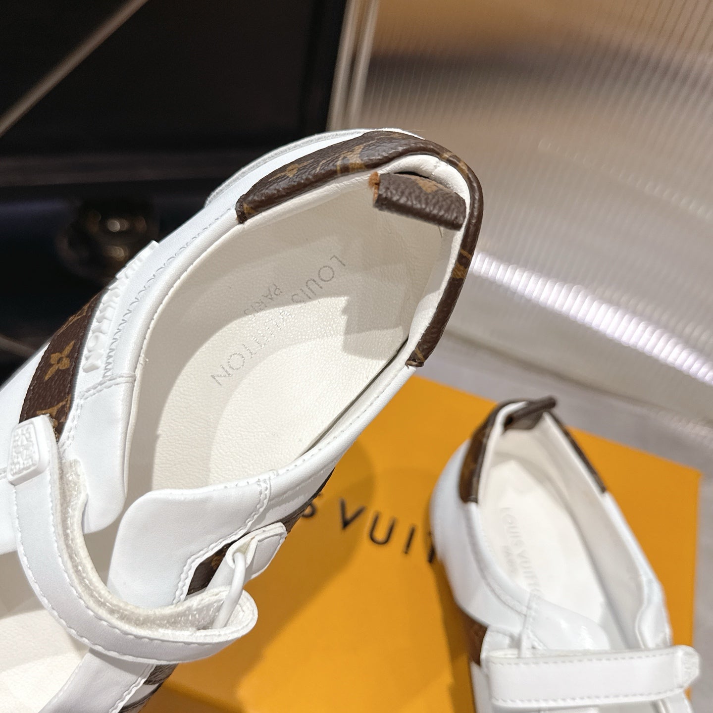 LV 26S SNEAKERINA MARY JANE IN WHITE SUEDE