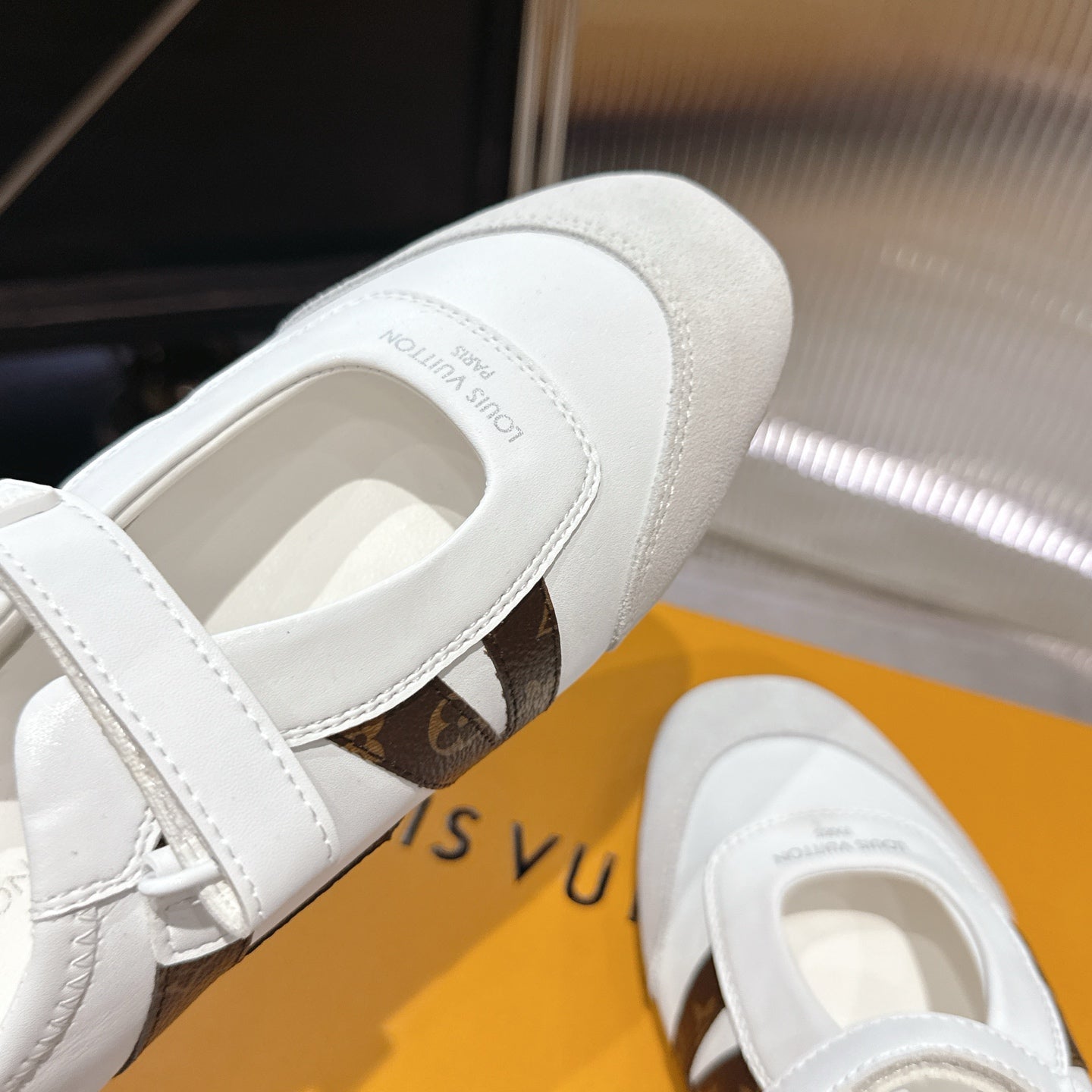 LV 26S SNEAKERINA MARY JANE IN WHITE SUEDE