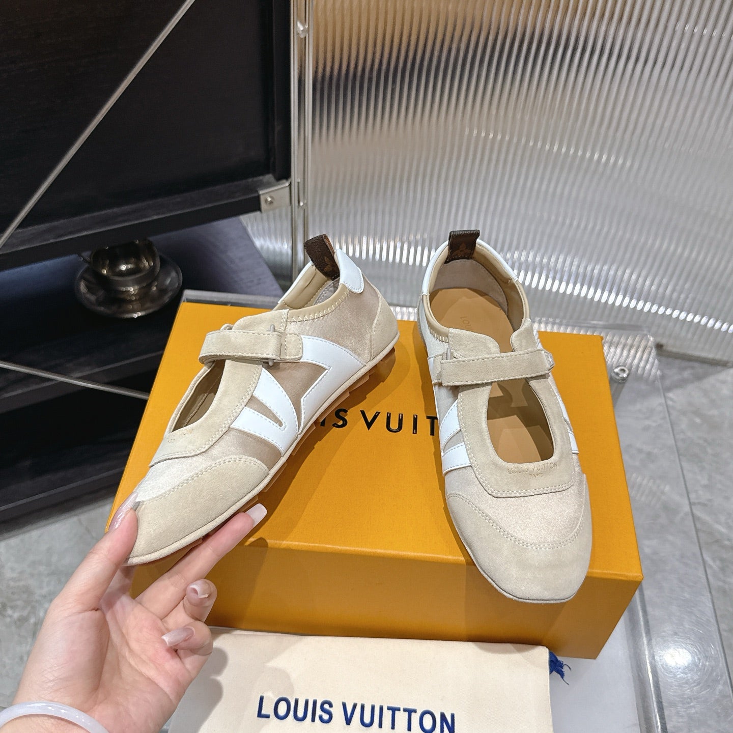 LV 26S SNEAKERINA MARY JANE IN BEIGE SUEDE