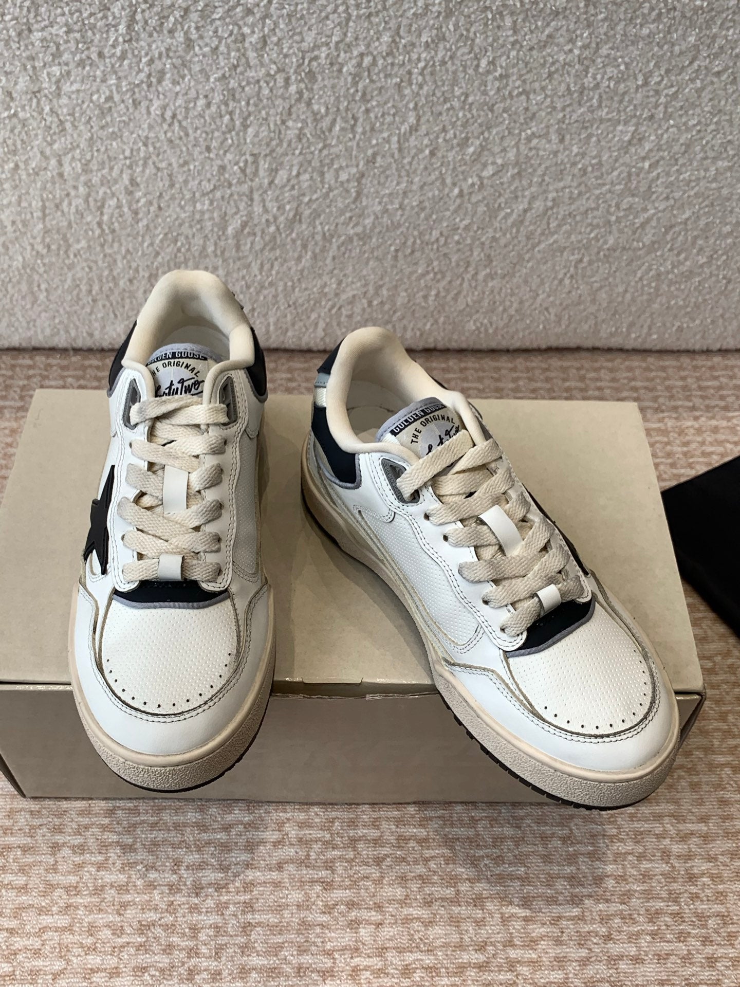 FORTY2 SNEAKERS WITH BLACK STAR AND WHITE LEATHER HEEL TAB