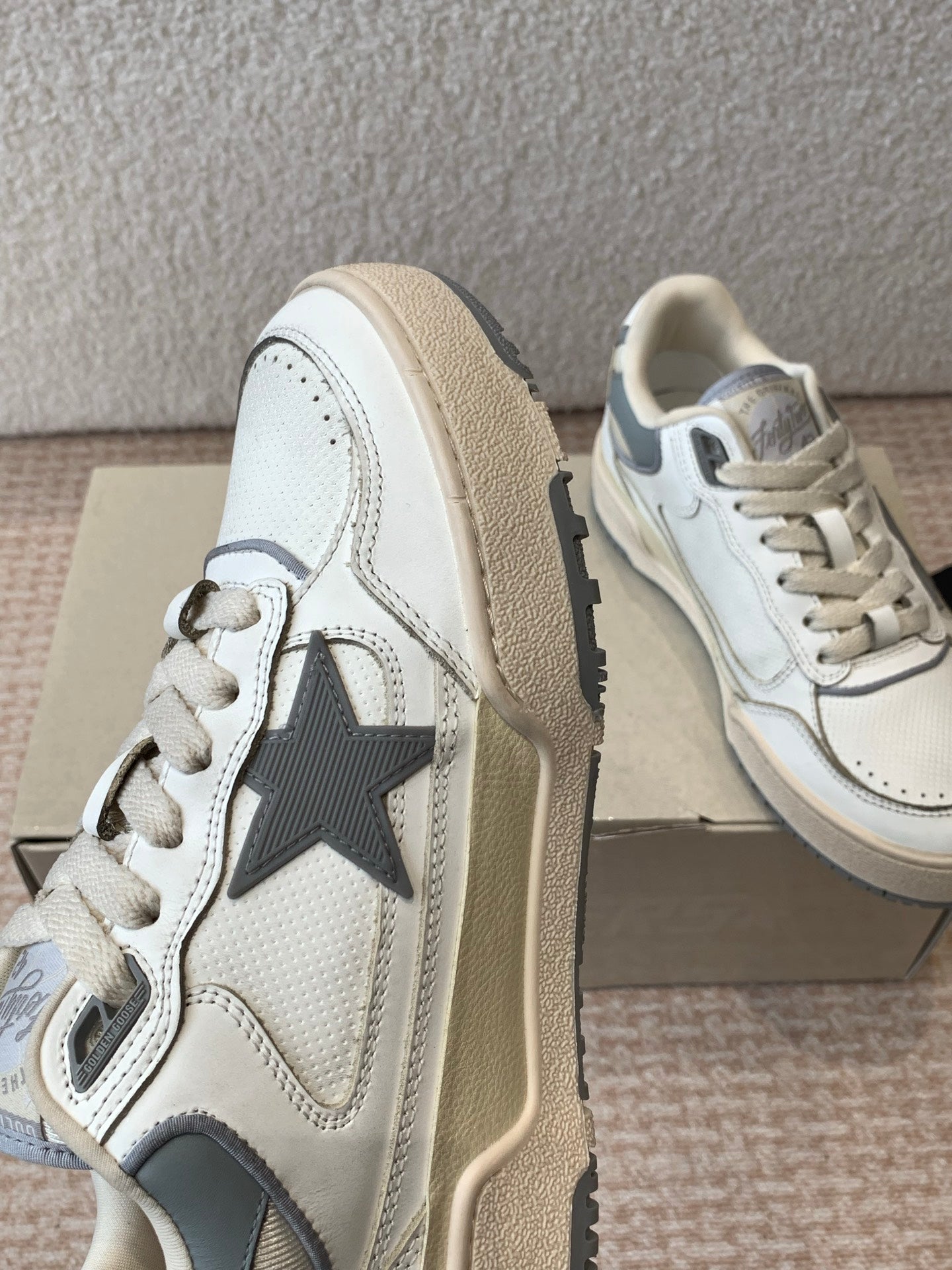 FORTY2 SNEAKERS WITH GREY STAR AND WHITE LEATHER HEEL TAB