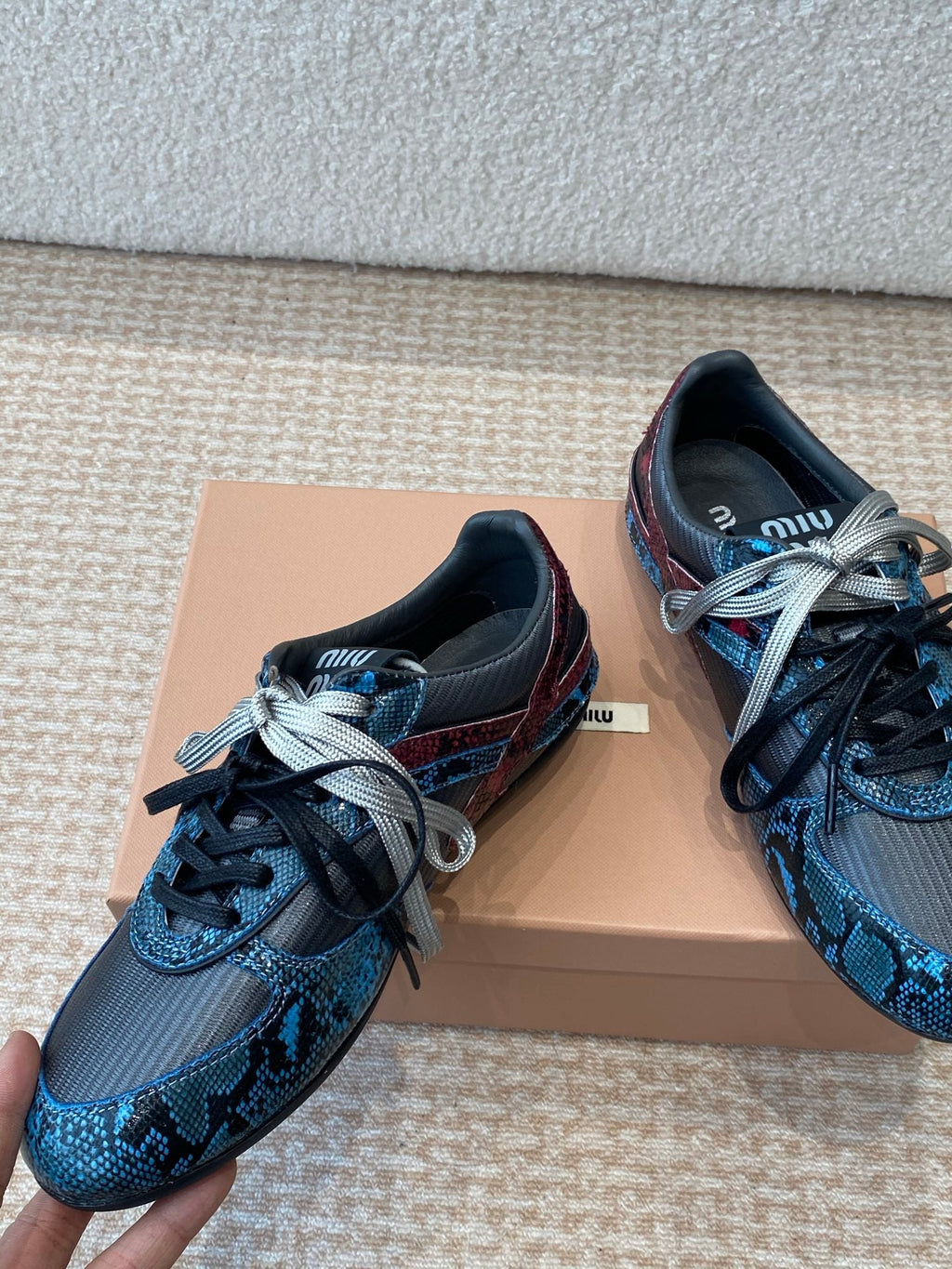 GYMNASIUM SNEAKER IN BLACK FABRIC AND BLUE SNAKE EFFECT CALFSKIN