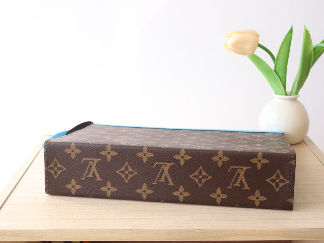 LV 25S POCHETTE VOYAGE 26 IN GASTON BLUE MONOGRAM MACASSAR COATED CANVAS
