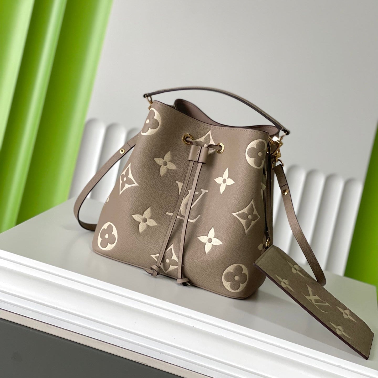 CRAFTY NEONOE 26 IN BROWN AND CREAM BICOLOR EMPREINTE CALFSKIN