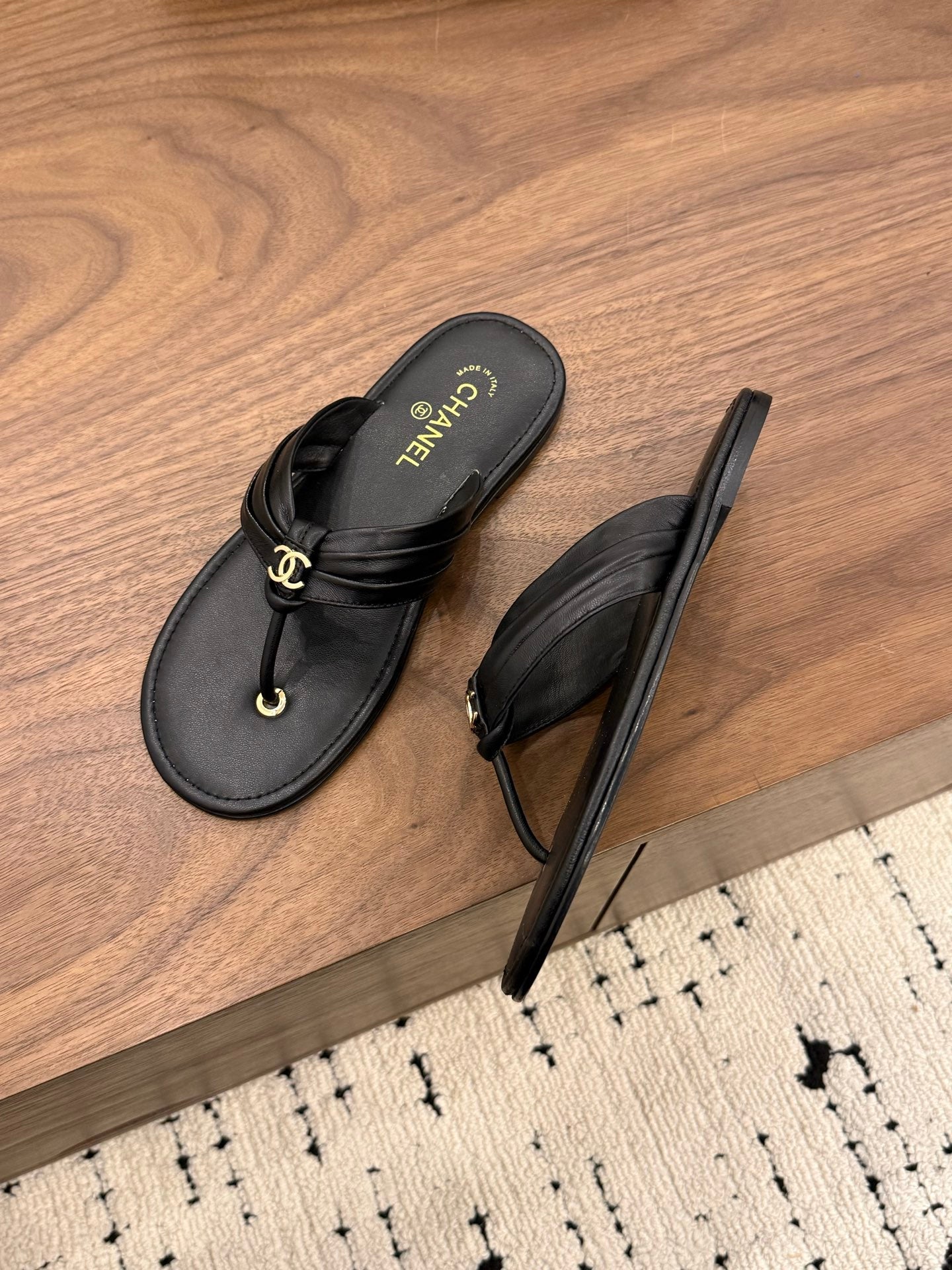 CHANEL 26S THONG SANDALS IN BLACK CALFSKIN WITH CC LOGO