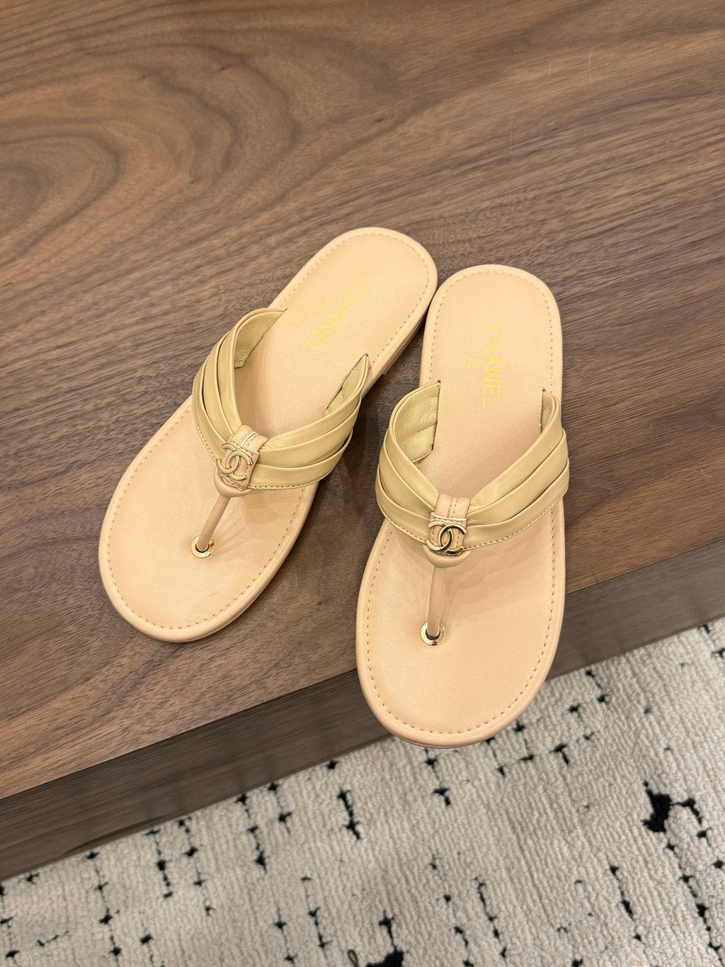 CHANEL 26S THONG SANDALS IN BEIGE CALFSKIN WITH CC LOGO