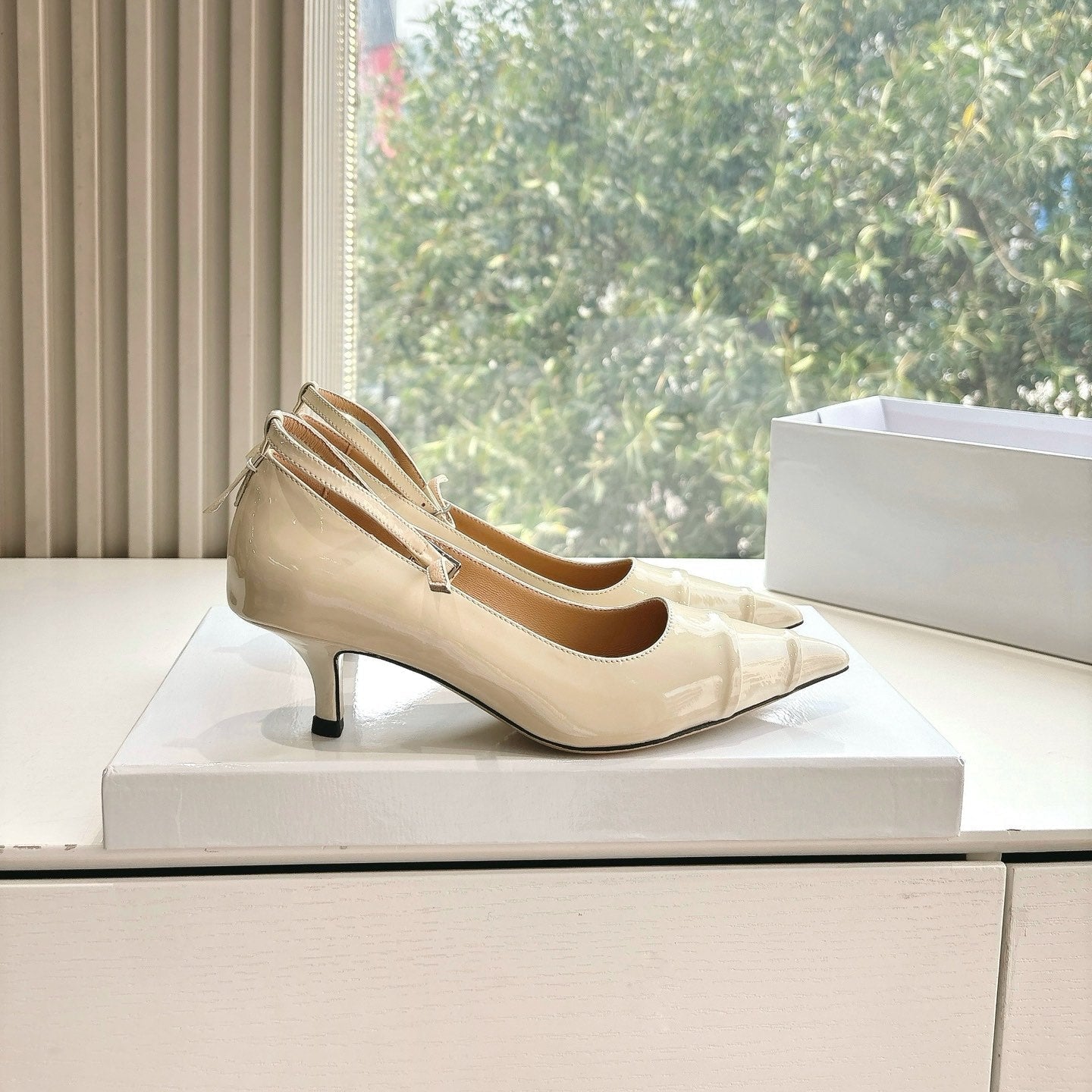 POINTED-TOE ANKLE STRAP PUMPS IN BEIGE PATENT CALFSKIN
