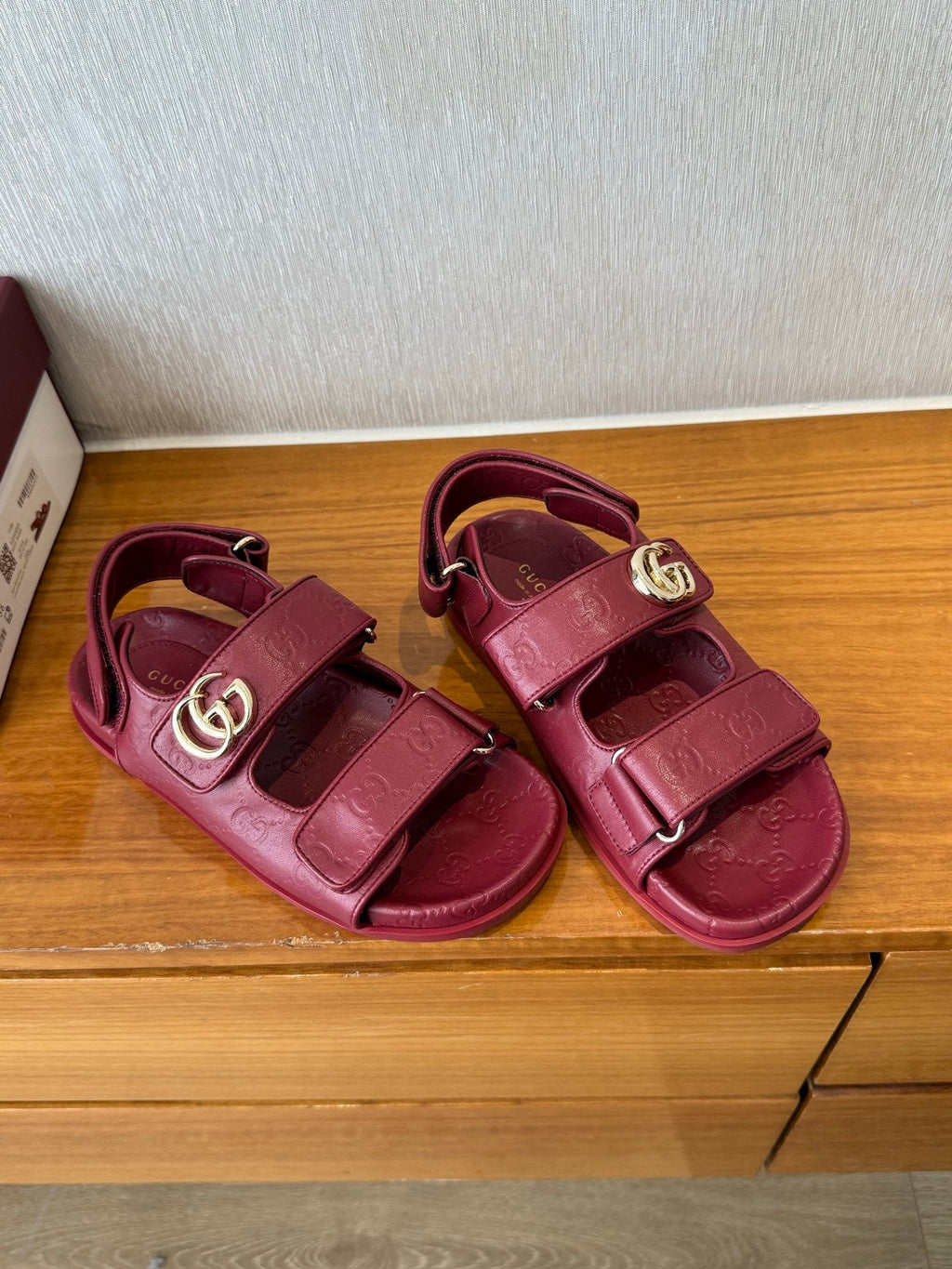 GG SANDALS S25 IN RED LAMBSKIN EMBOSSED LOGO WITH GOLD HARDWARE
