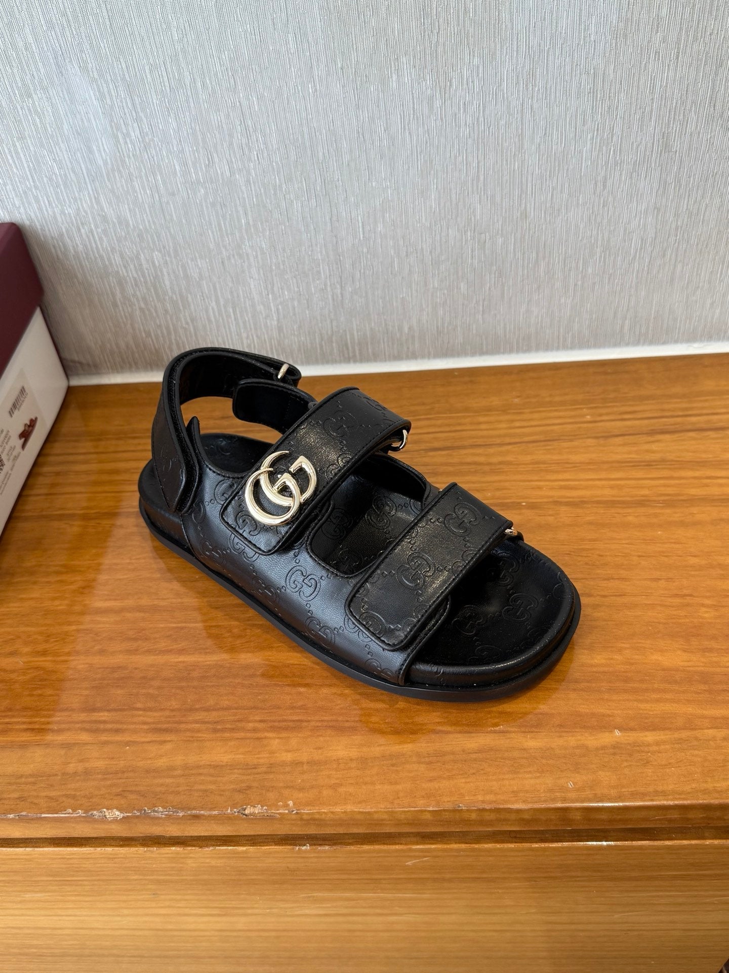 GG SANDALS S25 IN BLACK LAMBSKIN EMBOSSED LOGO WITH GOLD HARDWARE