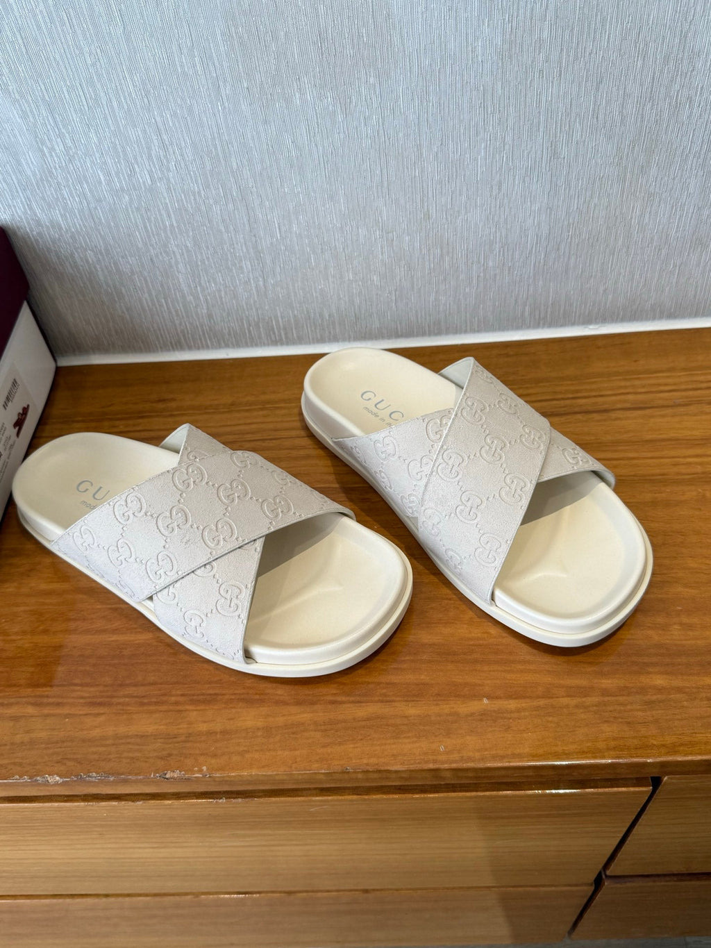 GG SLIDES X-STRAP IN WHITE SUEDE WITH EMBOSSED LOGO