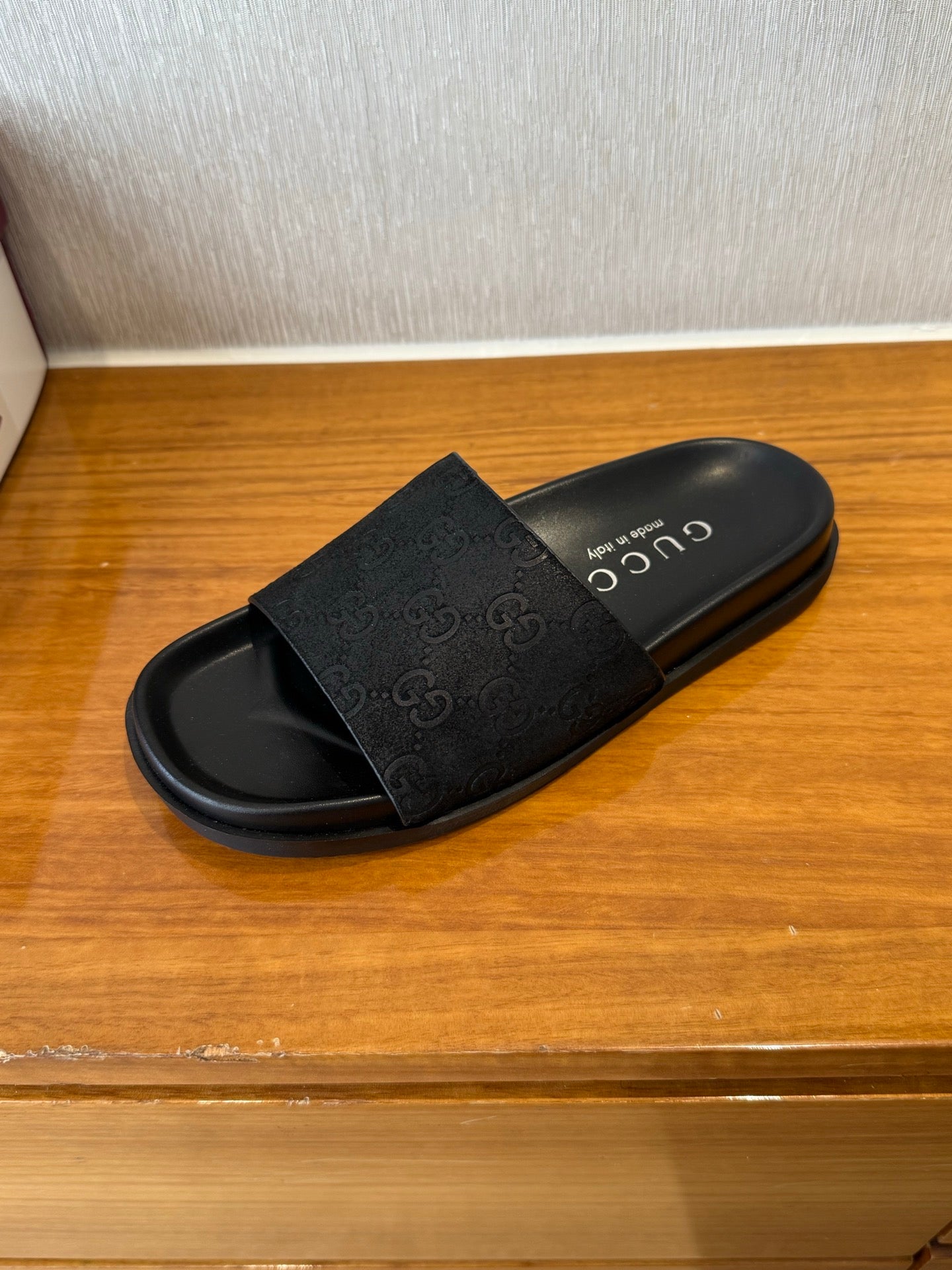 GG SLIDES IN BLACK SUEDE WITH EMBOSSED LOGO