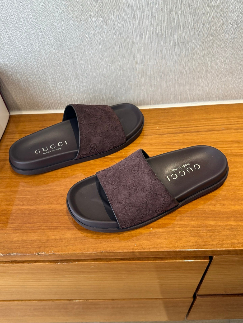 GG SLIDES IN DARK BROWN SUEDE WITH EMBOSSED LOGO