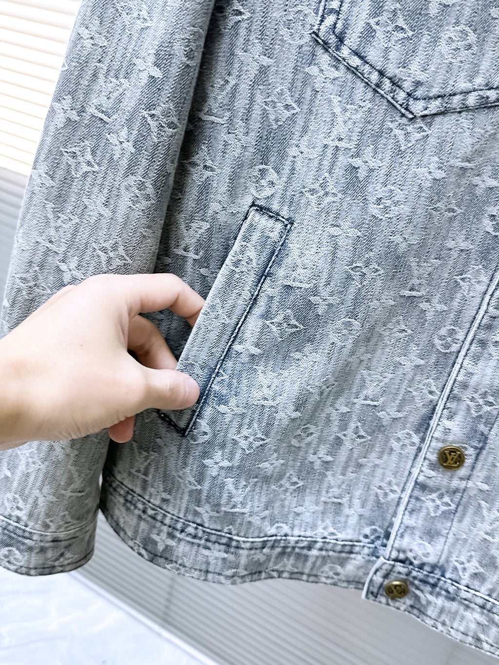 LV SHIRT JACKET IN WHITE BLUE MONOGRAM DENIM 239126