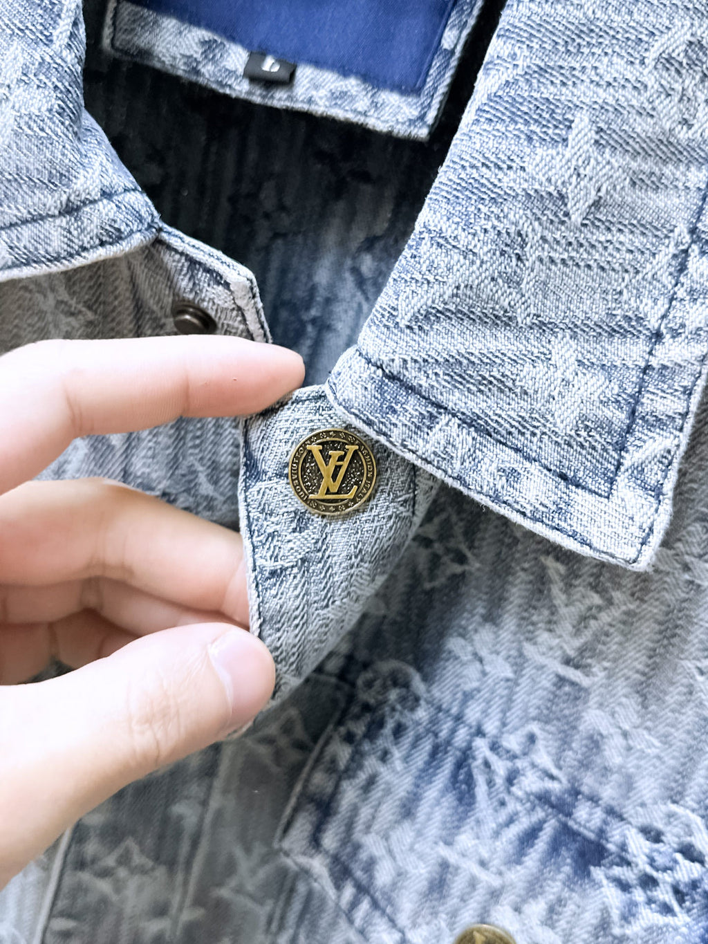 LV SHIRT JACKET IN WHITE BLUE MONOGRAM DENIM 239126