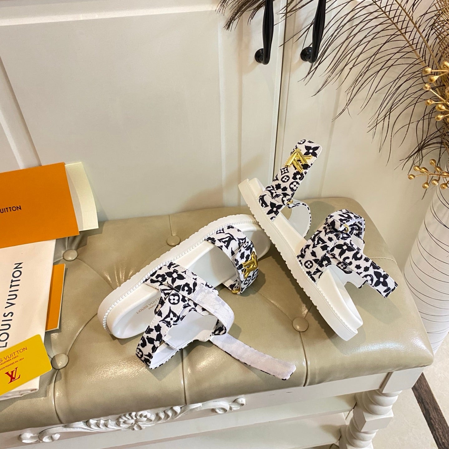 LV 26S SANDALS IN WHITE AND BLACK CANVAS