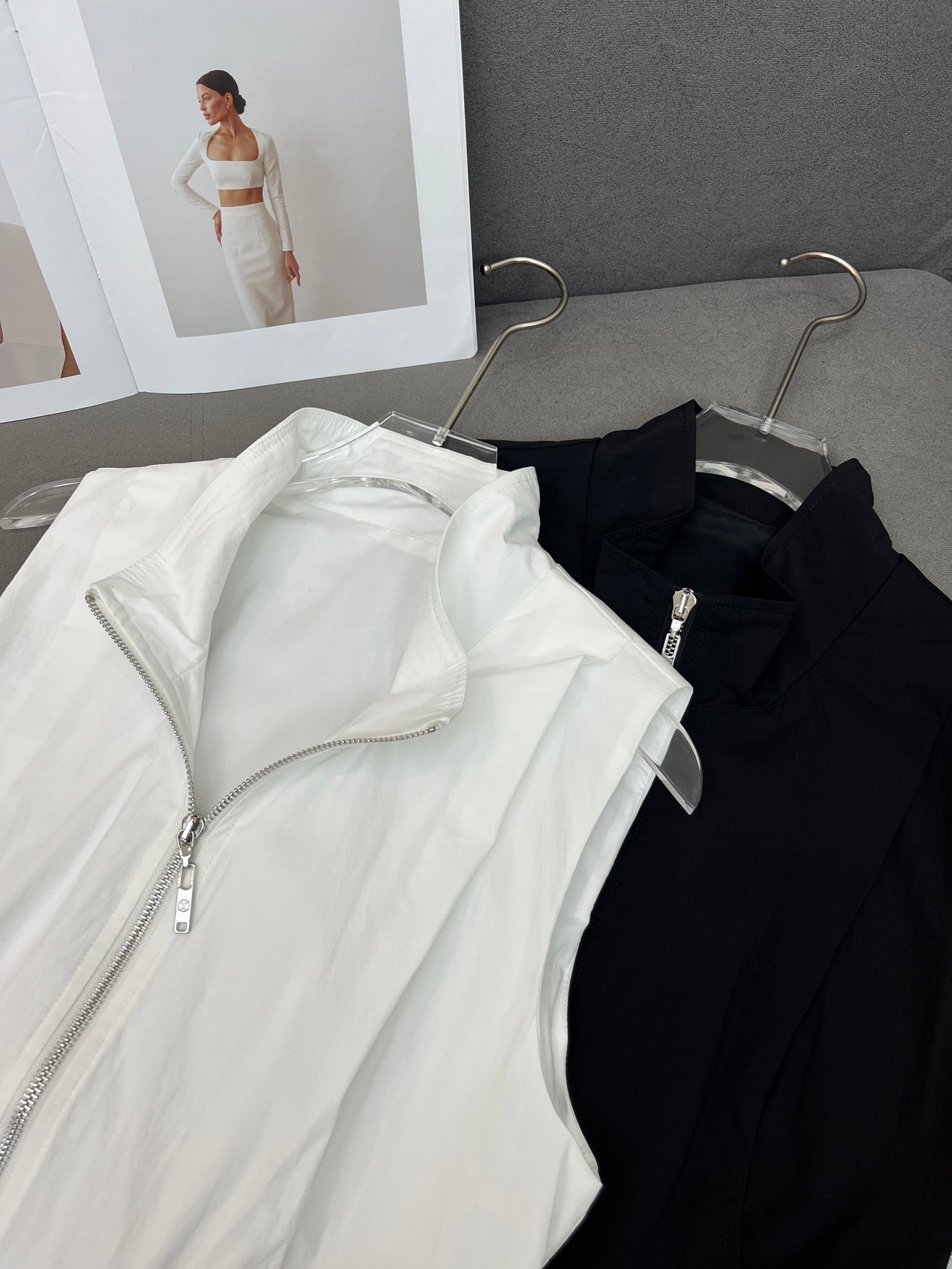 HIGH-NECK SLEEVELESS TOP WITH ZIP CLOSURE