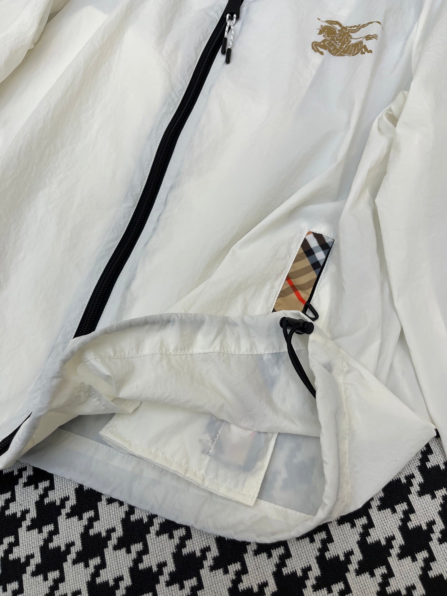 HOODED WINDBREAKER IN WHITE