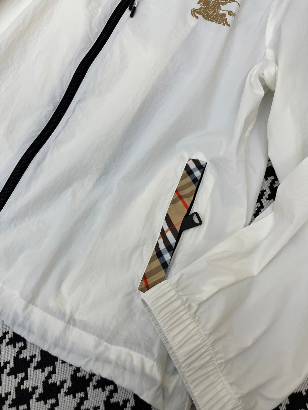 HOODED WINDBREAKER IN WHITE
