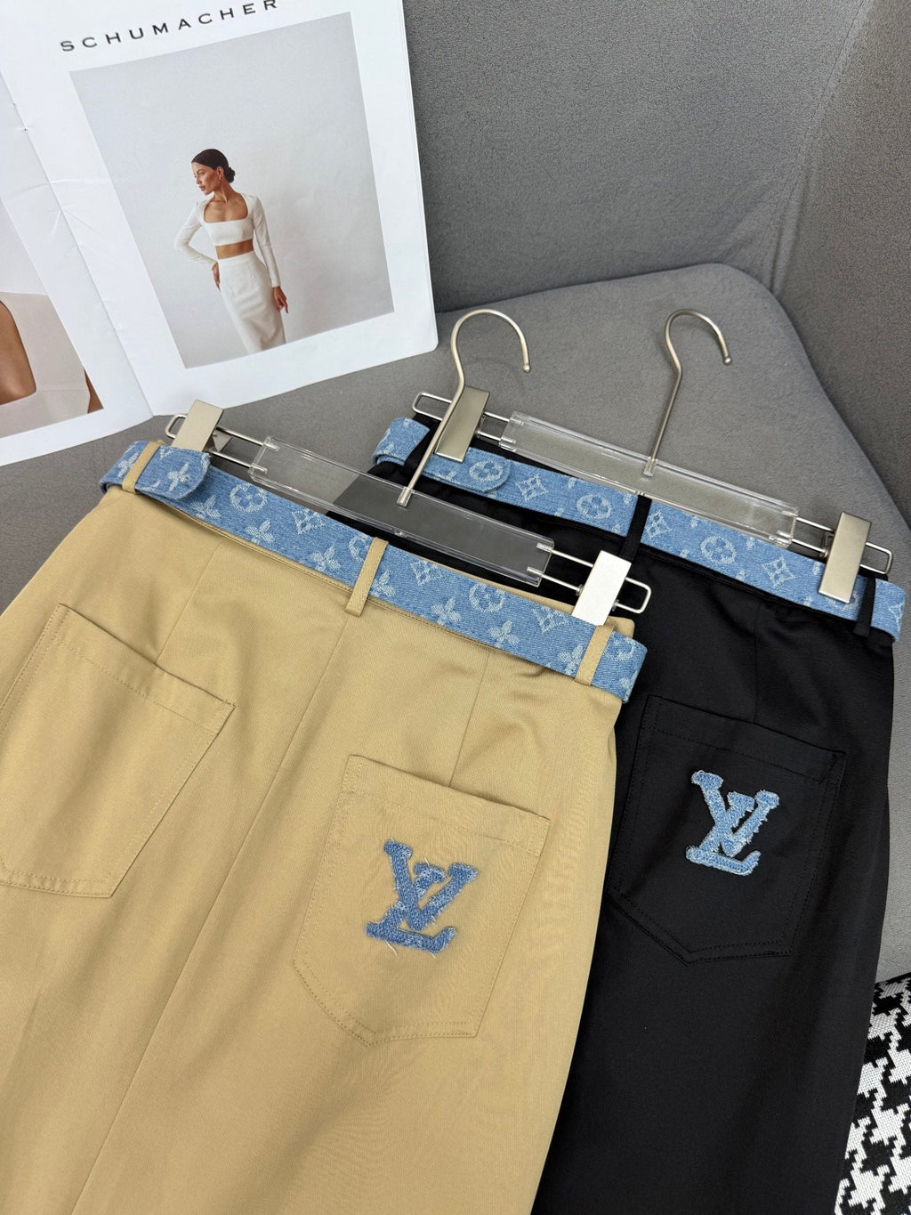 FRONT-SLIT SKIRT WITH LOGO BELT
