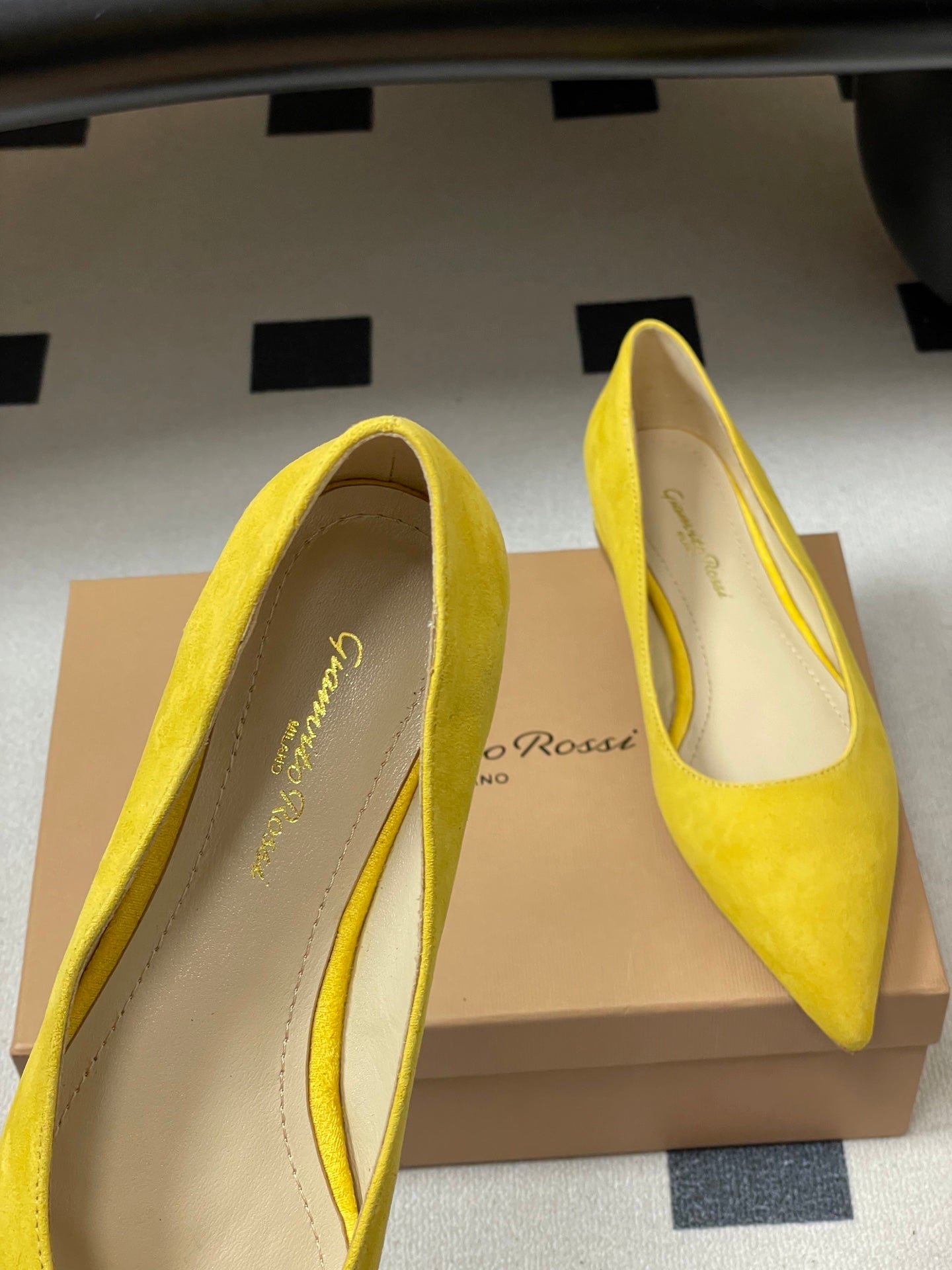 GIANVITO ROSSI 26S FLATS IN YELLOW SUEDE