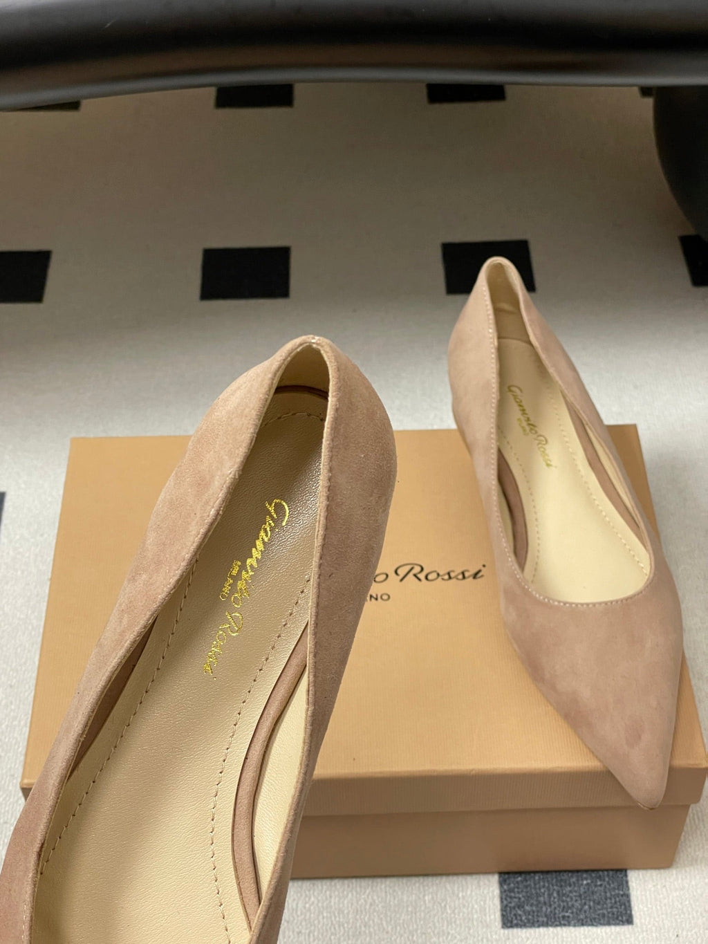 GIANVITO ROSSI 26S FLATS IN NUDE SUEDE