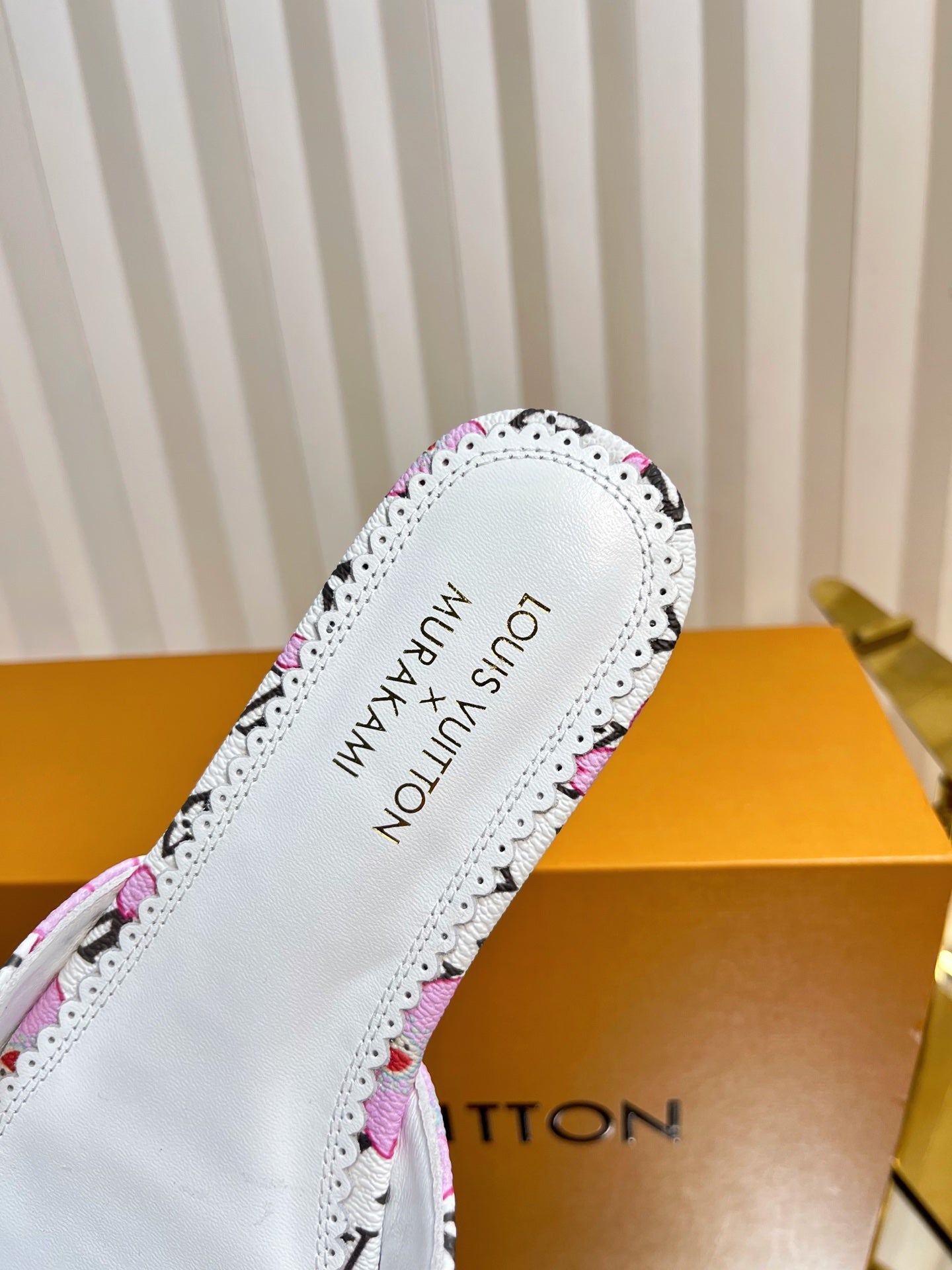LV 26S FLAT MULES IN WHITE CALFSKIN CHERRY BLOSSOM MONOGRAM WITH BOW