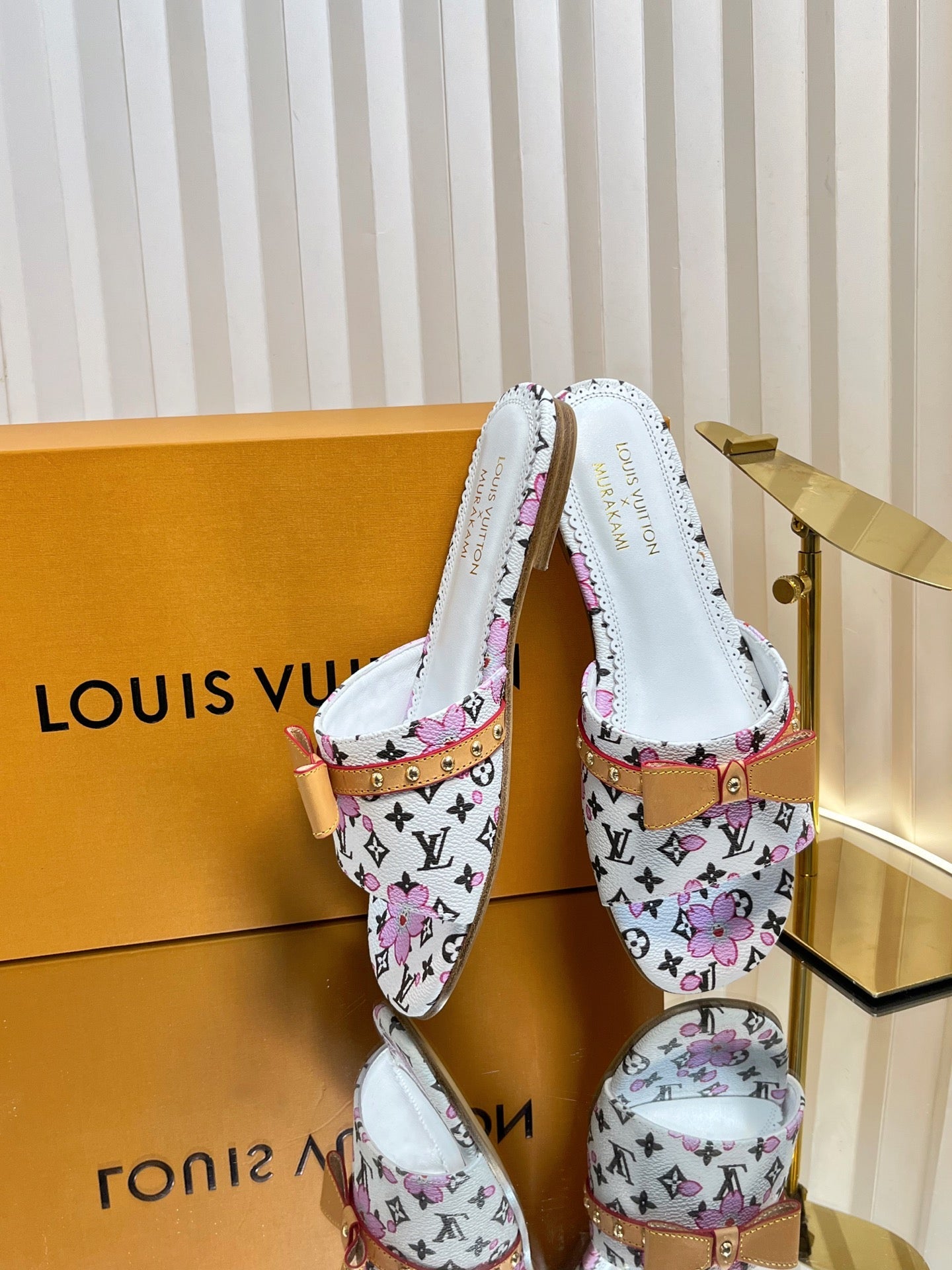 LV 26S FLAT MULES IN WHITE CALFSKIN CHERRY BLOSSOM MONOGRAM WITH BOW
