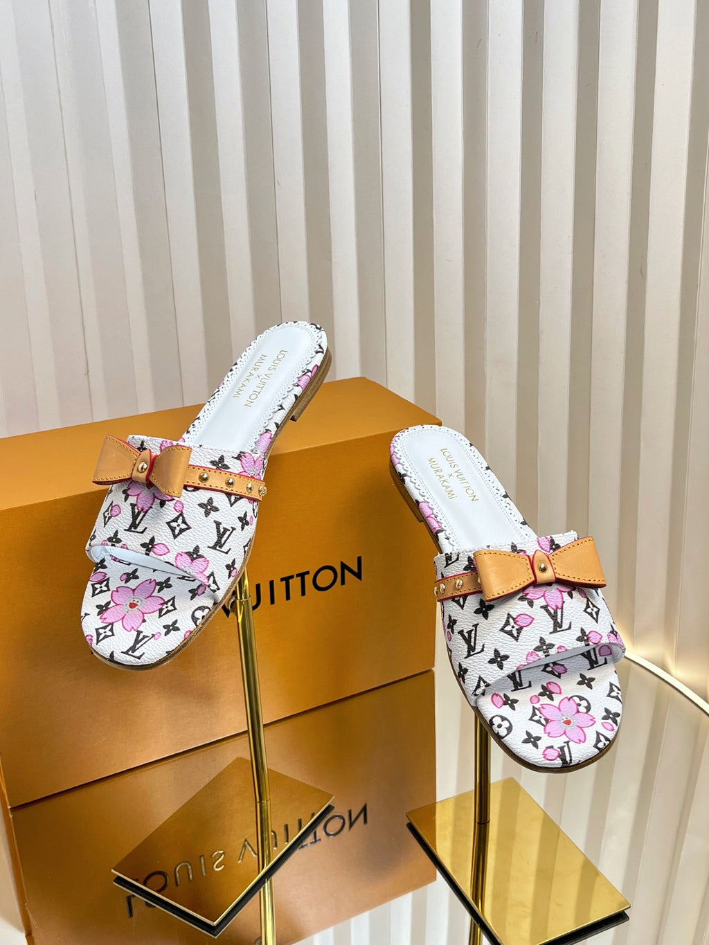LV 26S FLAT MULES IN WHITE CALFSKIN CHERRY BLOSSOM MONOGRAM WITH BOW
