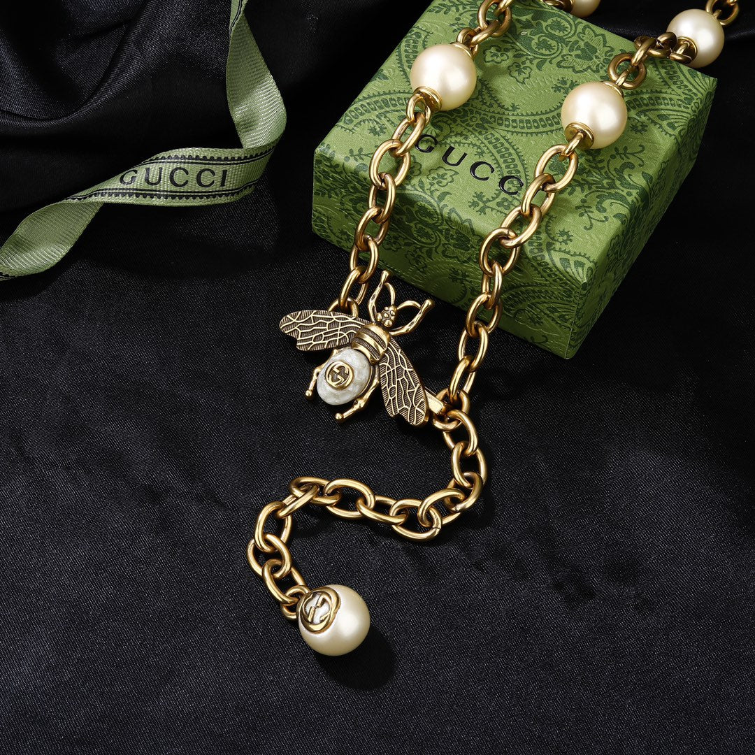 GUCCI 26S BEE PEARL CHAIN NECKLACE IN GOLD TONE METAL 615893