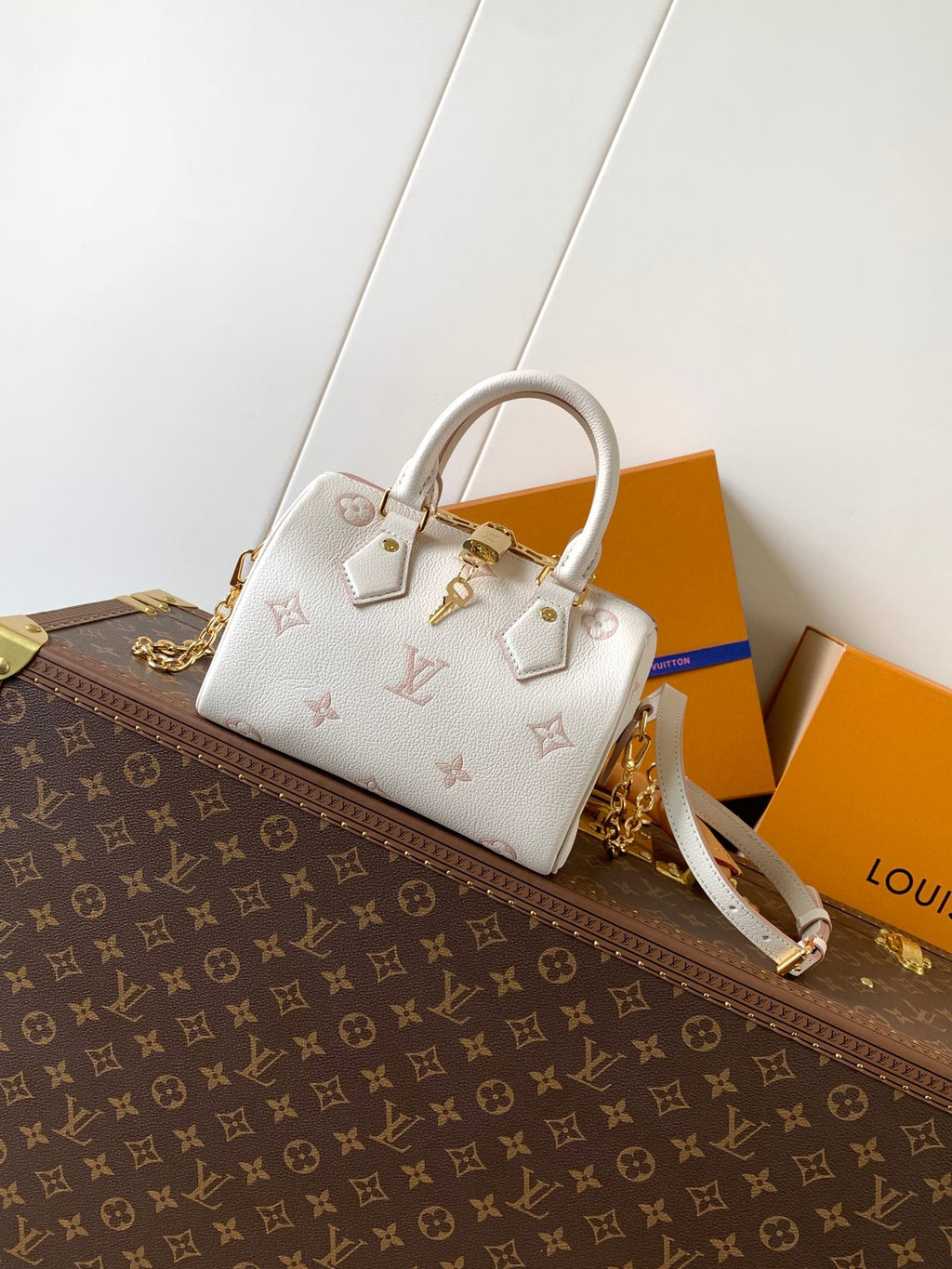 SPEEDY BANDOULIÈRE 21 IN WHITE AND PINK MONOGRAM CANVAS