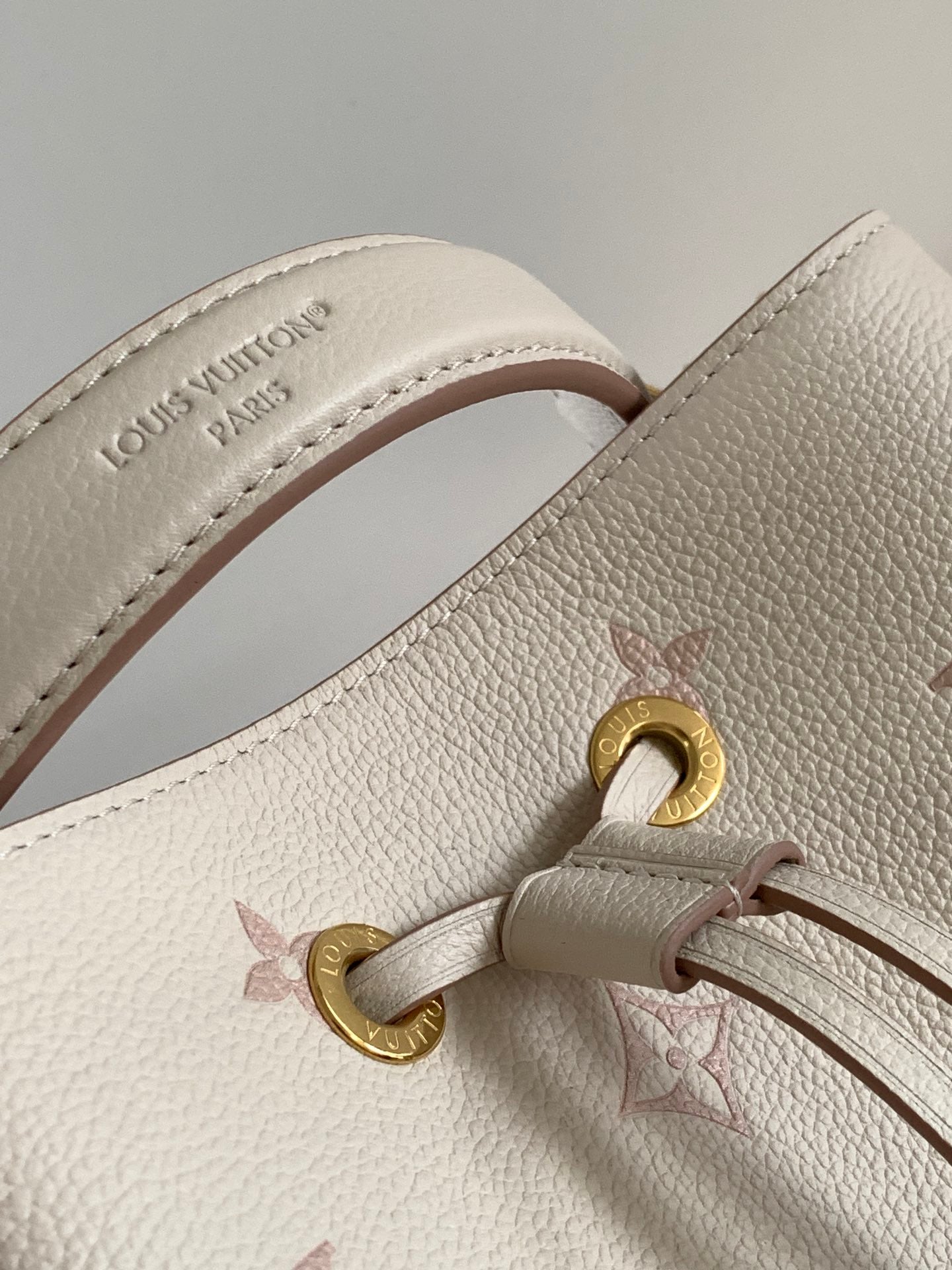 NÉONOÉ 26 IN WHITE AND PINK MONOGRAM CANVAS