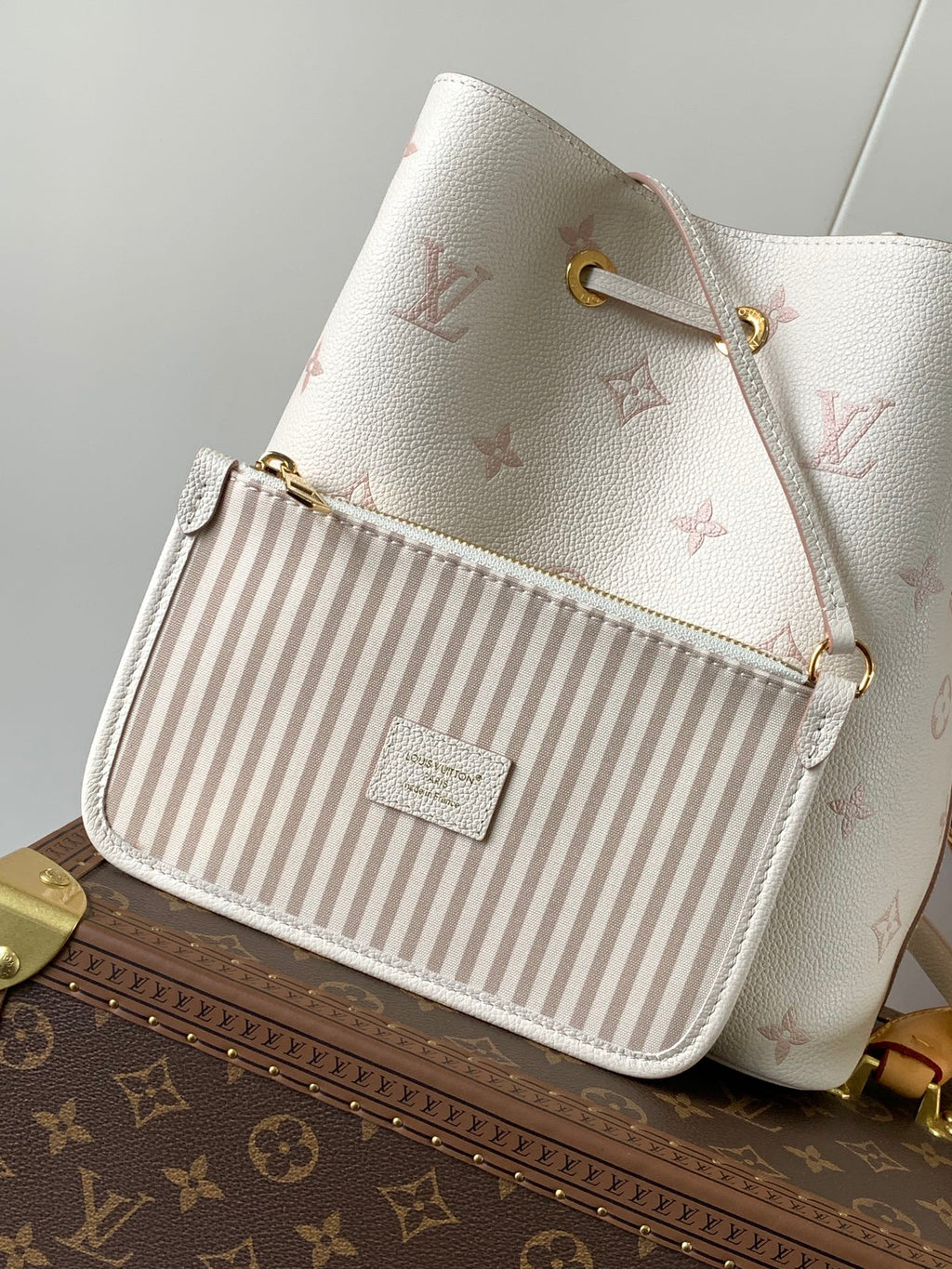 NÉONOÉ 26 IN WHITE AND PINK MONOGRAM CANVAS