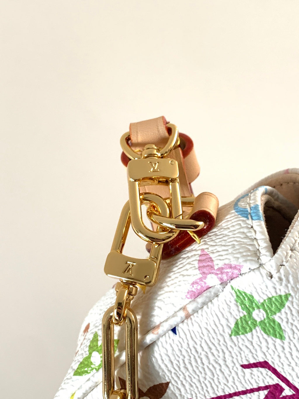 LV 26S WALLET ON CHAIN IVY 23 IN WHITE COATED CANVAS