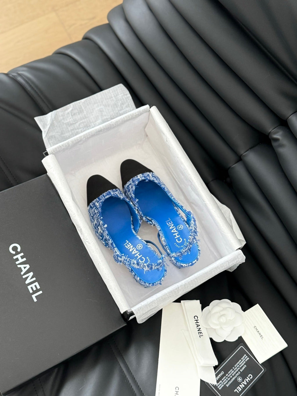 HIGH SLINGBACK IN COBALT BLUE TWEED AND BLACK LAMBSKIN