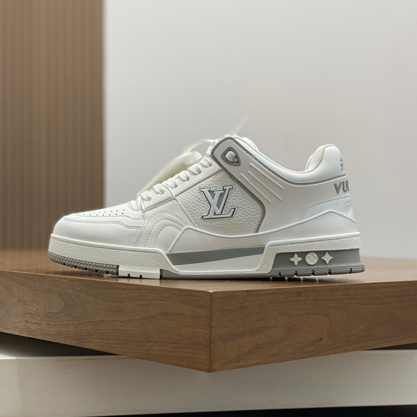LV TRAINER  WHITE SNEAKER