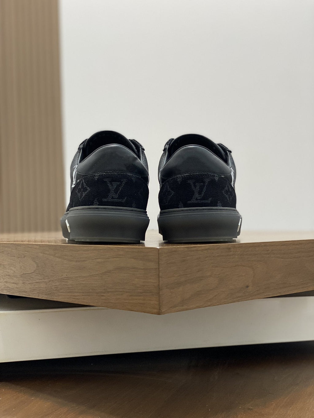 LV MONOGRAM BLACK SNEAKERS