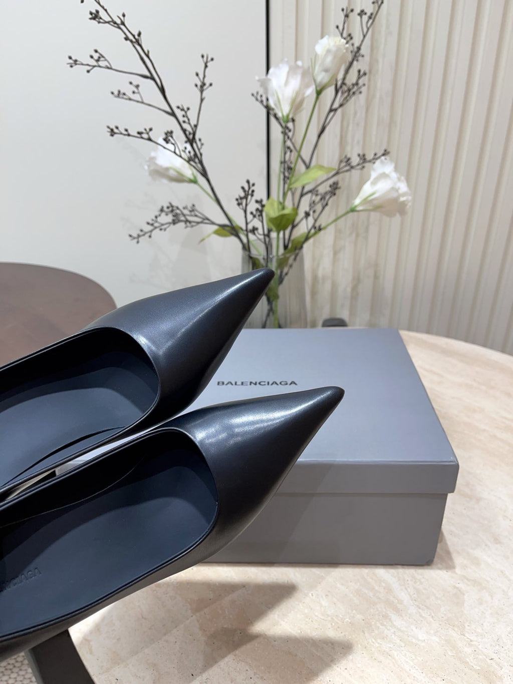 CURVED HEEL SHALLOW MOUTH PUMPS IN BLACK CALFSKIN