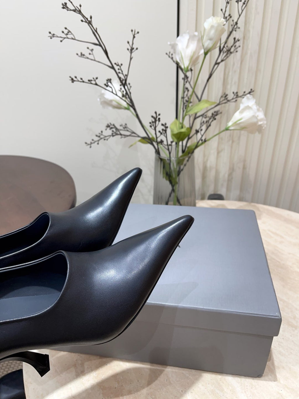 CURVED HEEL DEEP MOUTH PUMPS IN BLACK CALFSKIN