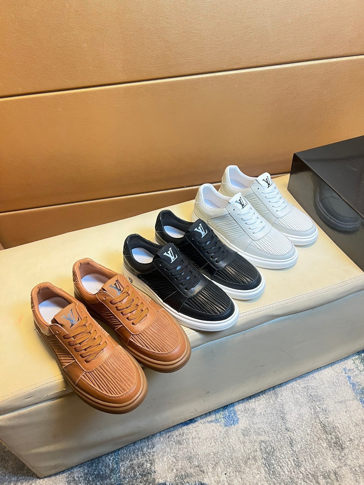 LV SNEAKERS IN WHITE CALFSKIN AND SUEDE