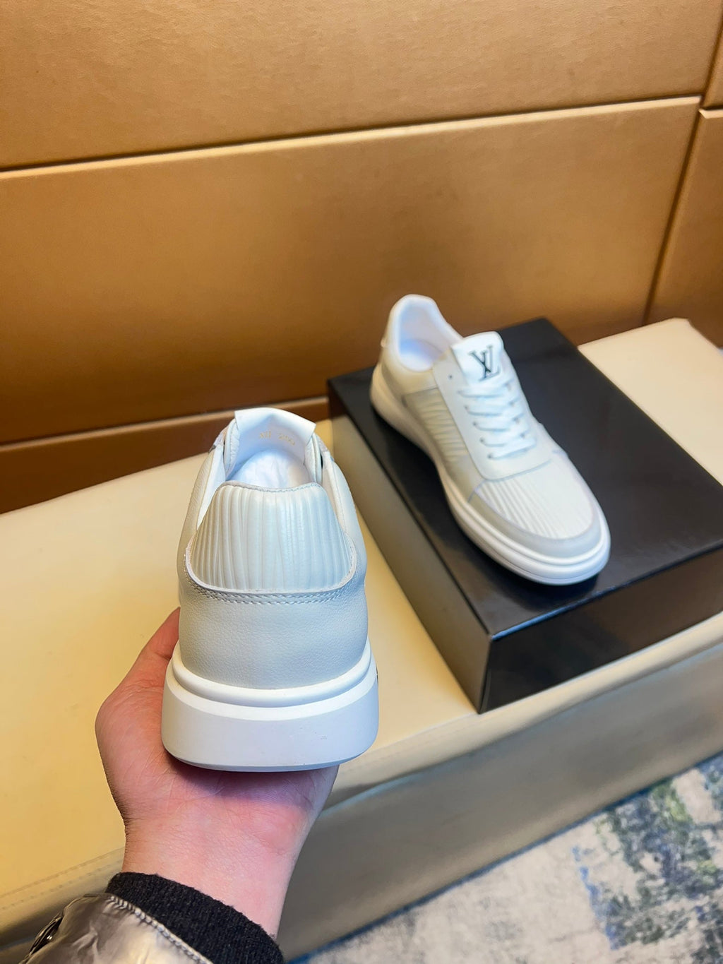 LV SNEAKERS IN WHITE CALFSKIN AND SUEDE